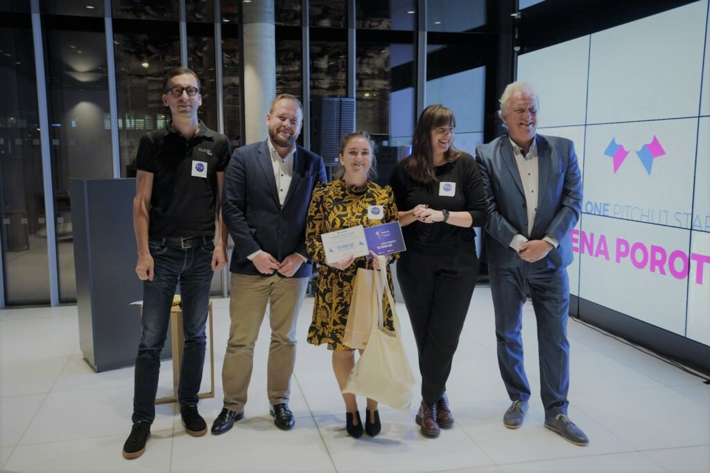 The jury and the winner of Point One Pitchuj Startup 2022. From left Petr Kříž, David Miklas, Denisa Tichá, Pavlína Louženská, Tomáš Šubrt.